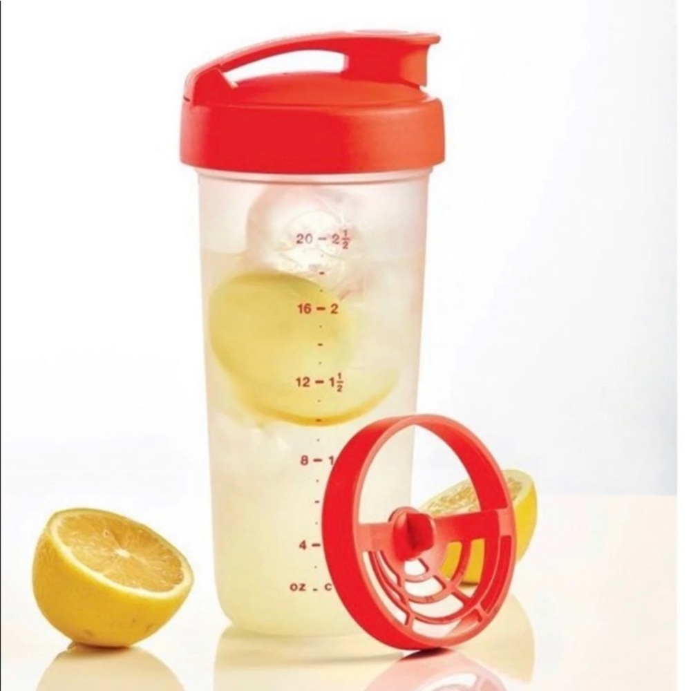Tupperware quick shake and pour container    NEW